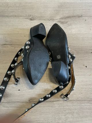 Sandalias negras con tachuelas plateadas