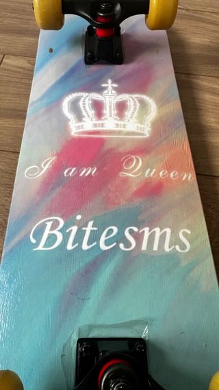 Tabla de skate negra con ruedas amarillas