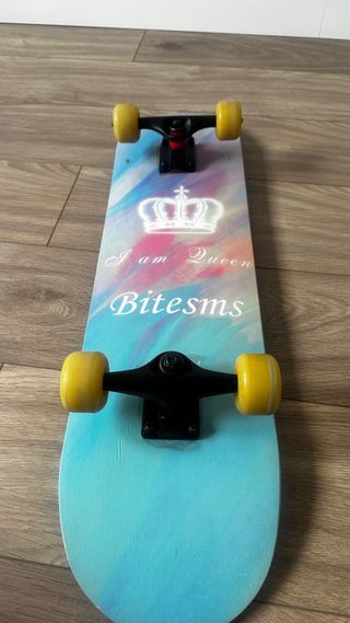 Tabla de skate negra con ruedas amarillas