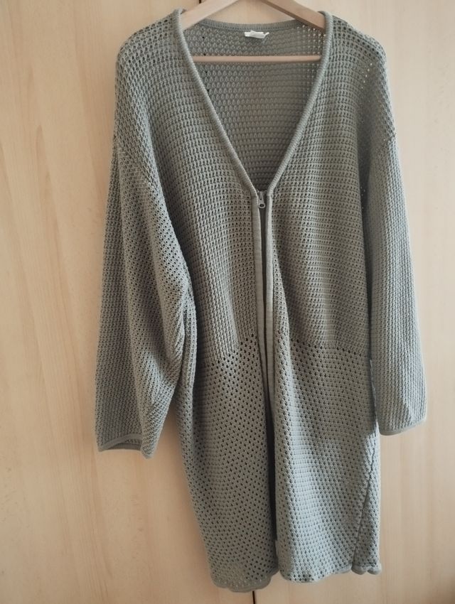 Cárdigan de punto calado de doble cremallera.