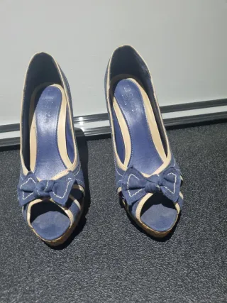 Zapatos de tacón azul y beige
