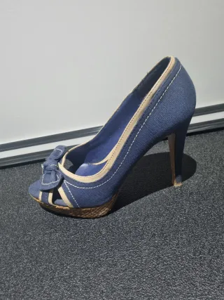 Zapatos de tacón azul y beige