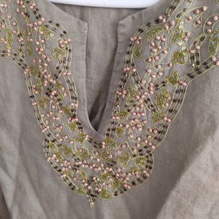 Camisa cerrada bordada