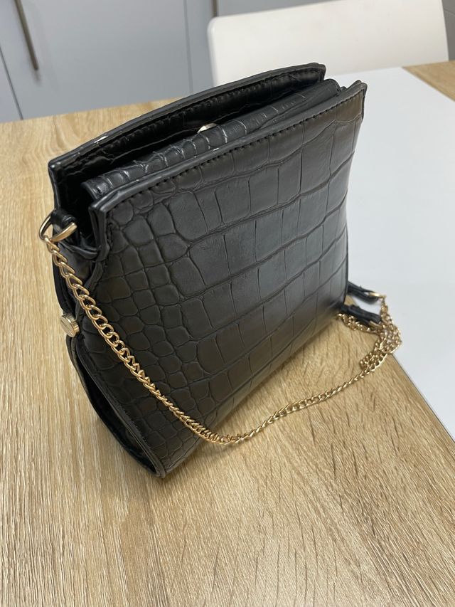 Bolso negro con estampado cocodrilo con cadena