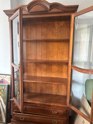 Vitrina de madera maciza con puertas de cristal