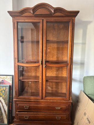 Vitrina de madera maciza con puertas de cristal