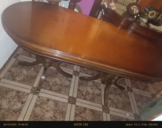 Mesa de comedor ovalada de madera clásica