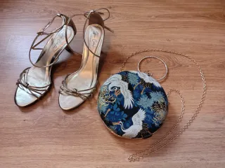 Lote Zapatos dorados tacón 41 + bolso clutch 