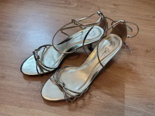 Lote Zapatos dorados tacón 41 + bolso clutch 