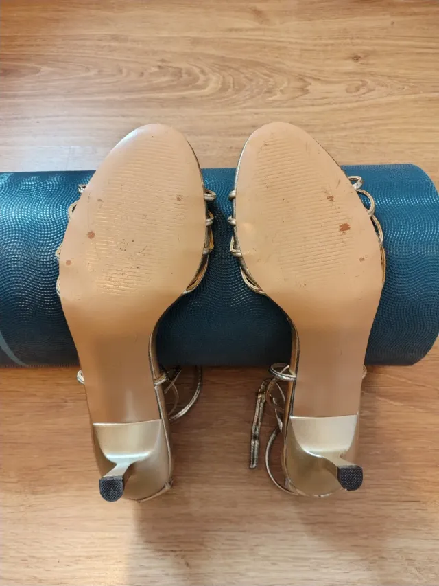 Lote Zapatos dorados tacón 41 + bolso clutch