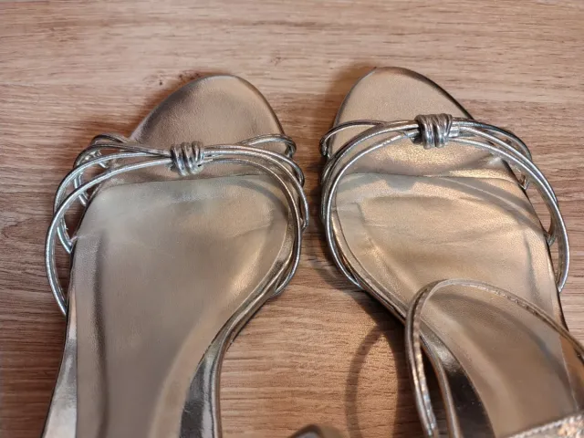 Lote Zapatos dorados tacón 41 + bolso clutch