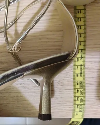 Lote Zapatos dorados tacón 41 + bolso clutch 