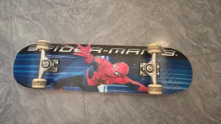 Monopatín Negro con Diseño Spider-Man