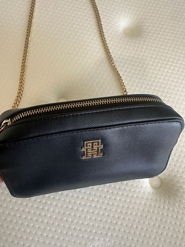 Bolso bandolera Tommy Hilfiger negro y dorado