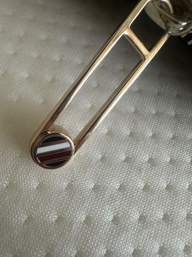 Bolso bandolera Tommy Hilfiger negro y dorado