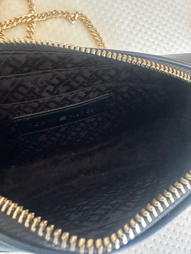 Bolso bandolera Tommy Hilfiger negro y dorado