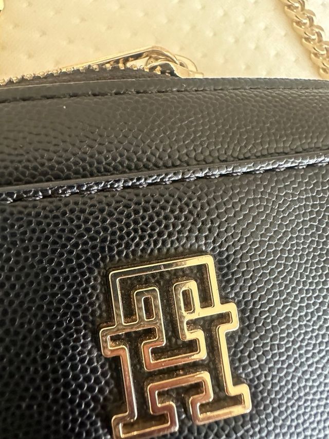 Bolso bandolera Tommy Hilfiger negro y dorado