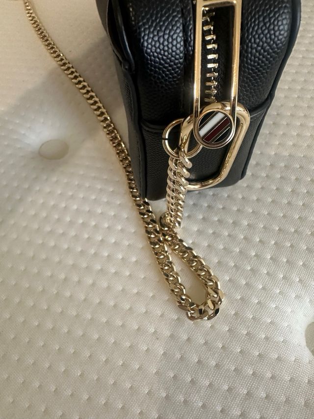 Bolso bandolera Tommy Hilfiger negro y dorado