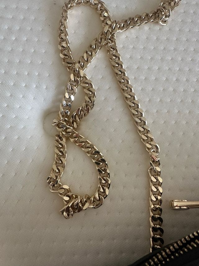 Bolso bandolera Tommy Hilfiger negro y dorado