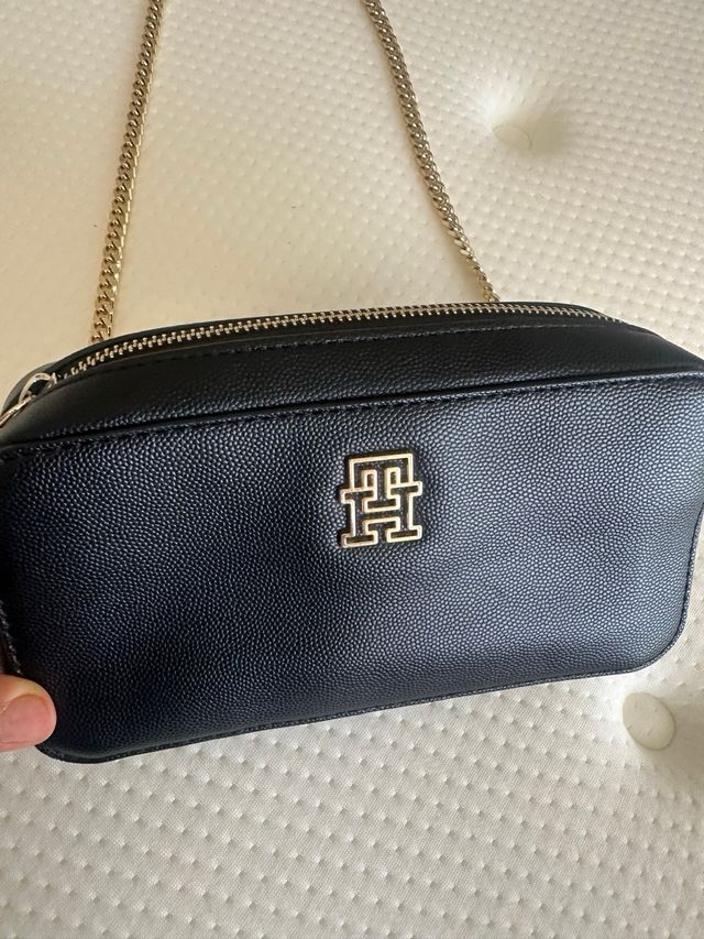 Bolso bandolera Tommy Hilfiger negro y dorado