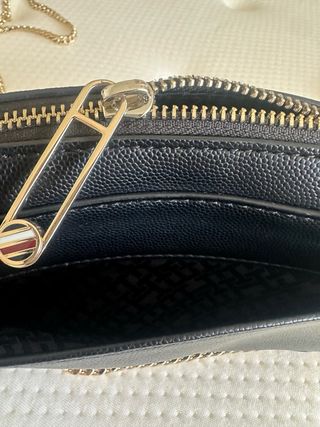 Bolso bandolera Tommy Hilfiger negro y dorado
