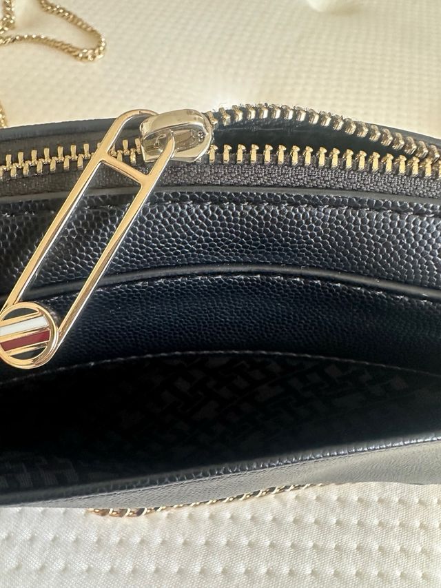 Bolso bandolera Tommy Hilfiger negro y dorado