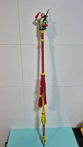 Cachaba artesanal con figura militar