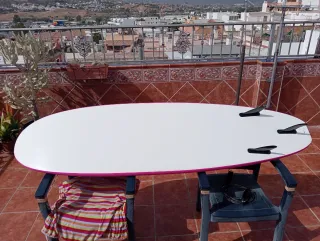 Tabla de surf rosa 7'0 pies.