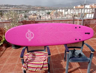 Tabla de surf rosa 7'0 pies.