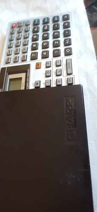 Ordenador de bolsillo SHARP PC-1401 de 1983