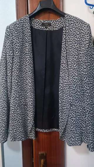 Giacca animalier bianca e nera