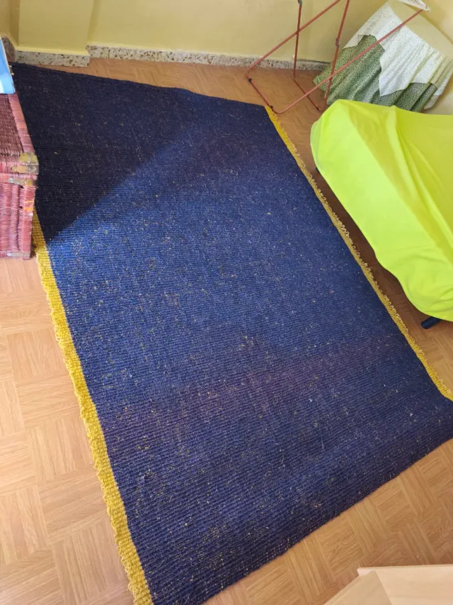 Alfombra de ratan  azul y amarilla