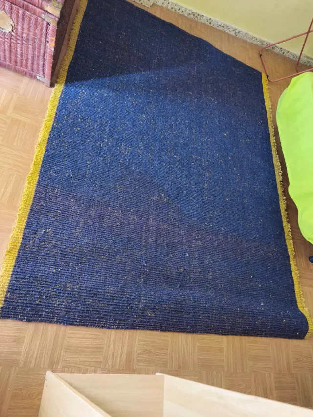 Alfombra de ratan  azul y amarilla