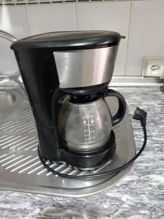 Cafetera negra con jarra de cristal