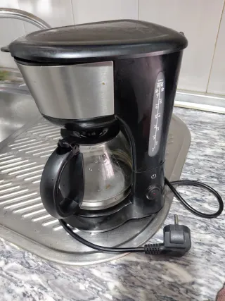 Cafetera negra con jarra de cristal
