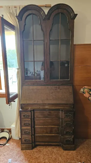 Cómoda de madera con vitrina