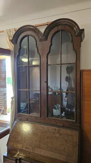 Cómoda de madera con vitrina