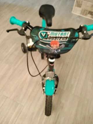 Bicicleta infantil con ruedas auxiliares