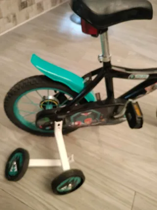 Bicicleta infantil con ruedas auxiliares