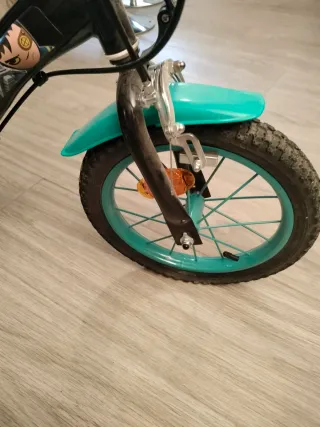 Bicicleta infantil con ruedas auxiliares