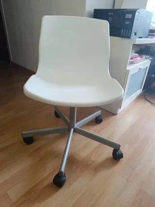 Silla de escritorio blanca