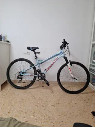 Bicicleta Megamo con suspensión delantera 