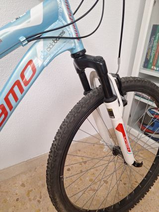 Bicicleta Megamo con suspensión delantera 
