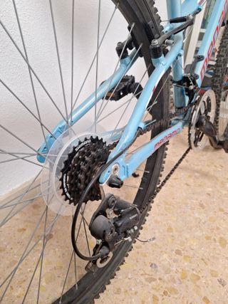 Bicicleta Megamo con suspensión delantera 