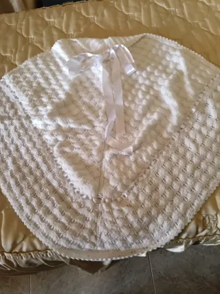 Toquilla blanca para bebé con lazos