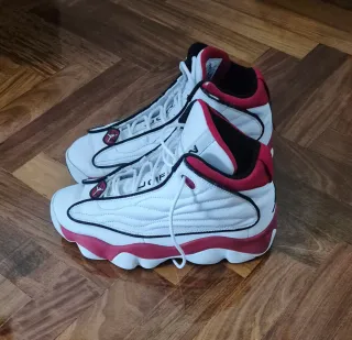 Zapatillas Jordan Blancas y Rojas