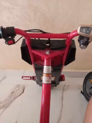 Patinete eléctrico rojo y negro