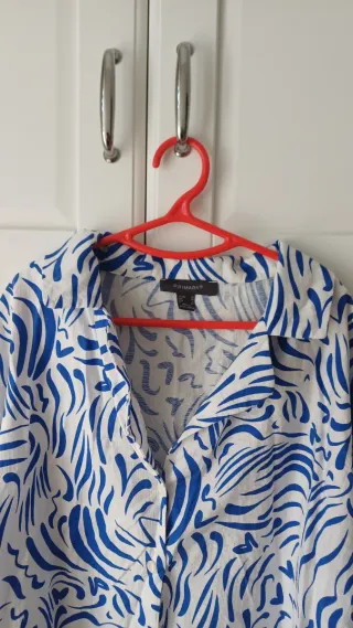 Camisa estampada azul y blanca