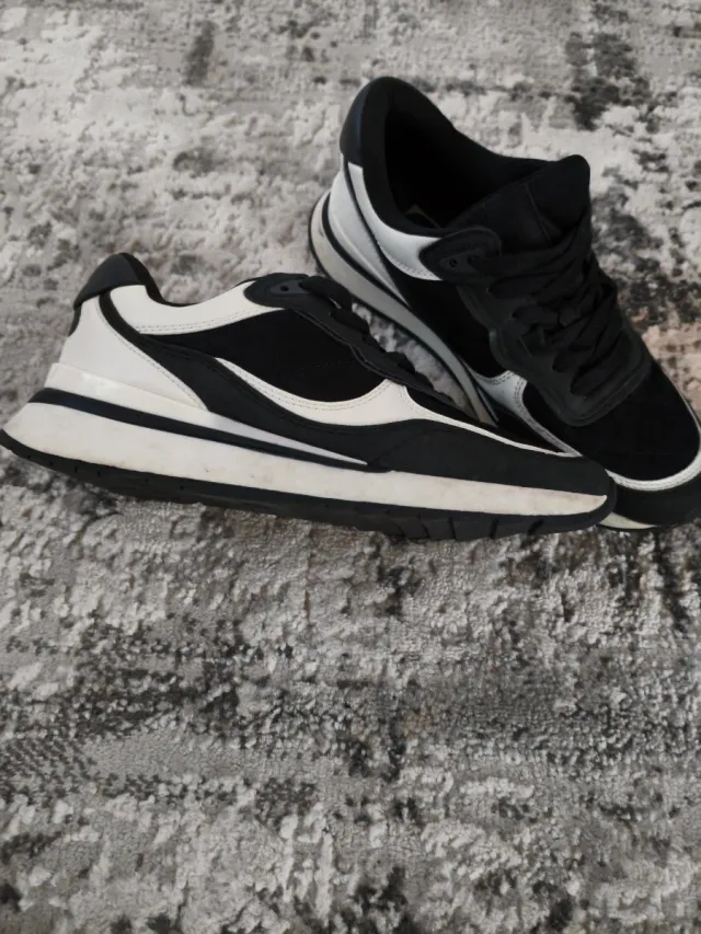 Zapatillas deportivas negras y blancas