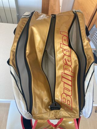 Paletero Bullpadel Dorado y Blanco